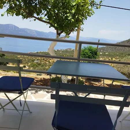 Secluded Appartement Méthana